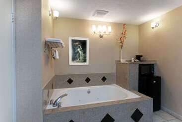 هتل Days Inn By Wyndham Alhambra Ca