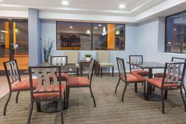 هتل Days Inn By Wyndham Clinton