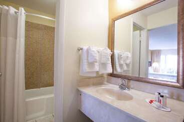هتل Days Inn By Wyndham Daytona Beach Speedway