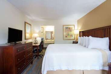 هتل Days Inn By Wyndham Daytona Beach Speedway