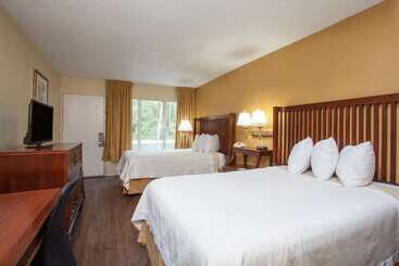 هتل Days Inn By Wyndham Daytona Beach Speedway