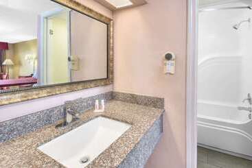 هتل Days Inn By Wyndham Gulfport