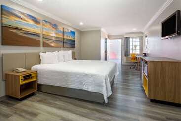هتل Days Inn By Wyndham Santa Monica
