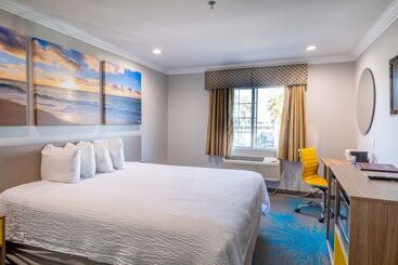 هتل Days Inn By Wyndham Santa Monica