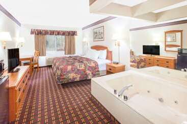 هتل Days Inn By Wyndham Sault Ste Marie Mi
