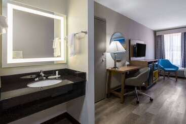 호텔 Days Inn & Suites By Wyndham Commerce