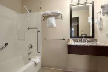 هتل Days Inn & Suites By Wyndham Gunnison