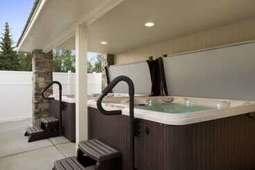 هتل Days Inn & Suites By Wyndham Gunnison
