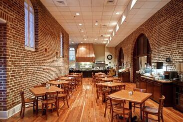 هتل Embassy Suites By Hilton Charleston Historic District
