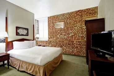 هتل Embassy Suites By Hilton Charleston Historic District