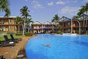 בית מלון כפרי Moonlight Bay Suites