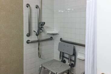 هتل Quality Inn & Suites Oceanside Near Camp Pendleton