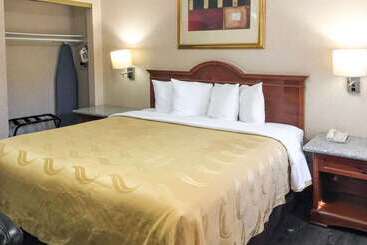 هتل Quality Inn & Suites Oceanside Near Camp Pendleton