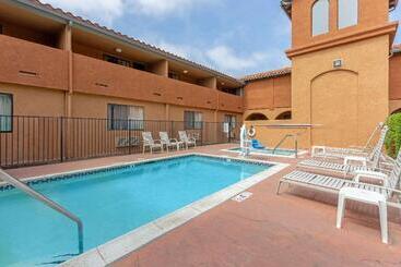 هتل Quality Inn & Suites Oceanside Near Camp Pendleton