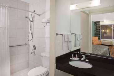 هتل Travelodge Fort Myers North