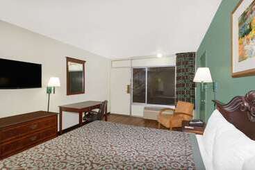 هتل Travelodge Fort Myers North