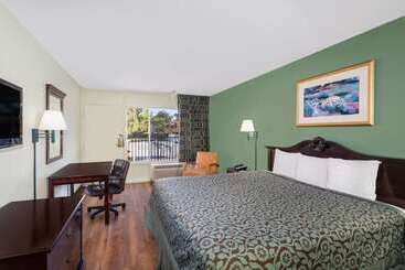 هتل Travelodge Fort Myers North