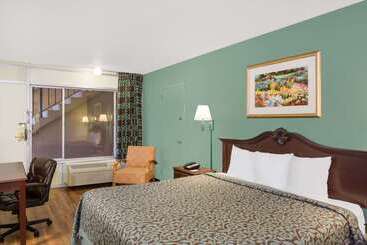 هتل Travelodge Fort Myers North