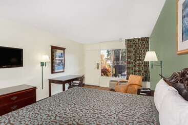 هتل Travelodge Fort Myers North