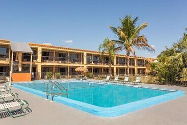 هتل Travelodge Fort Myers North