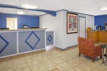 هتل Travelodge Fort Myers North