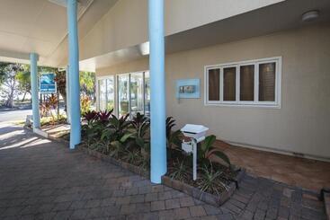استراحتگاه The Beach Motel Hervey Bay