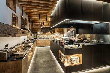 Alm  & Wellnesshotel Alpenhof