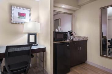 Holiday Inn Express Hotel & Suites Kendall East Miami, An Ihg