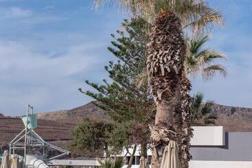 هتل Arina Beach Resort