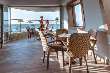 هتل Arina Beach Resort