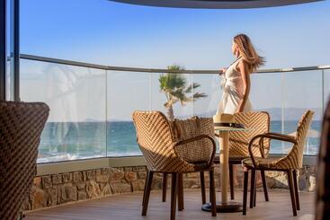 هتل Arina Beach Resort