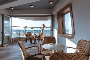 هتل Arina Beach Resort
