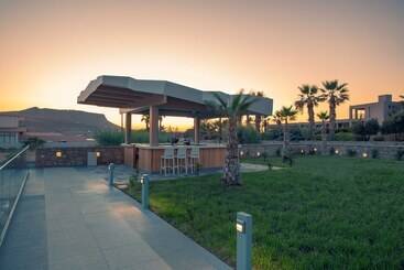 هتل Arina Beach Resort