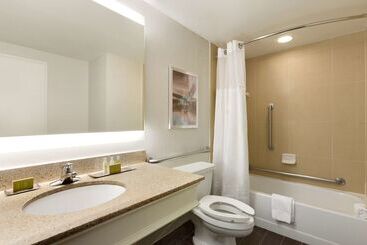 هتل Doubletree By Hilton Hartford  Bradley Airport