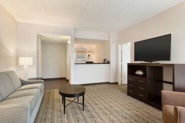 هتل Doubletree By Hilton Hartford  Bradley Airport