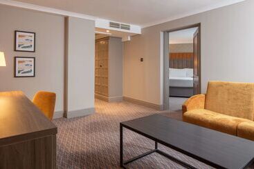 هتل Doubletree By Hilton Southampton