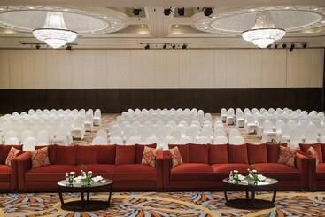 هتل Mövenpick Grand Al Bustan