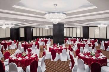 هتل Mövenpick Grand Al Bustan