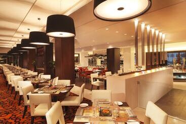 هتل Mövenpick Grand Al Bustan