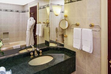 هتل Mövenpick Grand Al Bustan