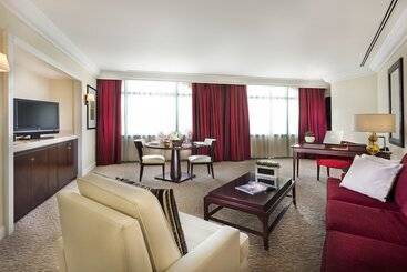 هتل Mövenpick Grand Al Bustan