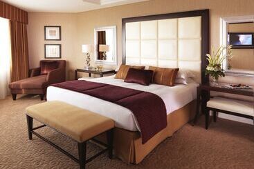 هتل Mövenpick Grand Al Bustan