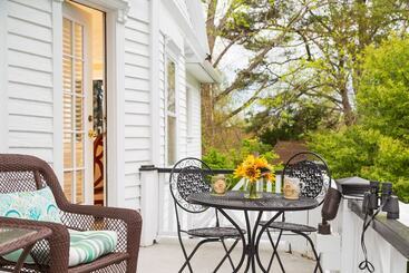 هتل White Doe Inn Bed & Breakfast
