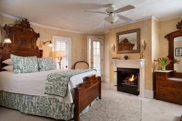 هتل White Doe Inn Bed & Breakfast
