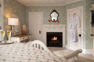 هتل White Doe Inn Bed & Breakfast