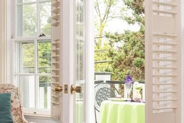 هتل White Doe Inn Bed & Breakfast