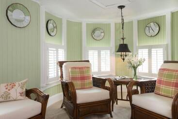 هتل White Doe Inn Bed & Breakfast
