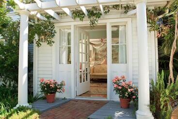 هتل White Doe Inn Bed & Breakfast