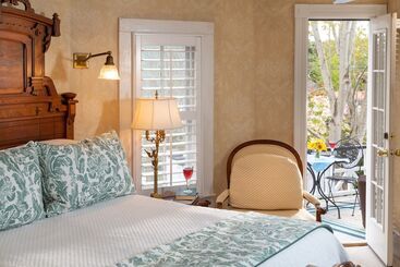 هتل White Doe Inn Bed & Breakfast