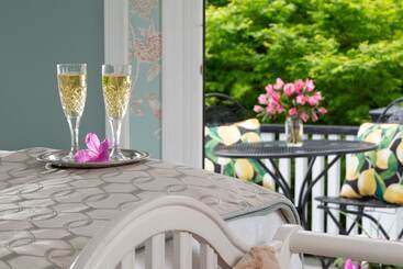 هتل White Doe Inn Bed & Breakfast